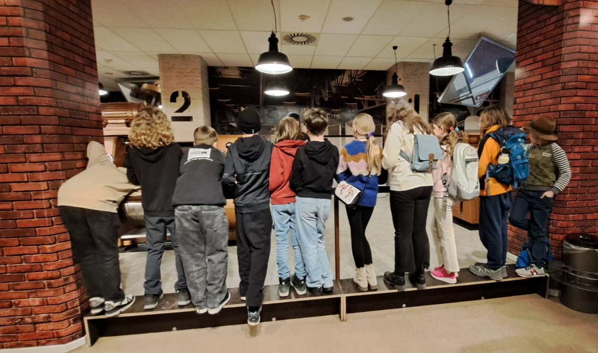 Schülerinnen und Schüler der OKO PRIVATE SCHOOL bei einer gemeinsamen Aktivität